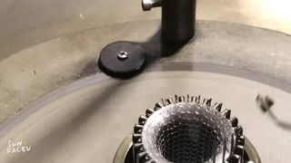 Robuster Grime Buster Topfreiniger aus Edelstahl